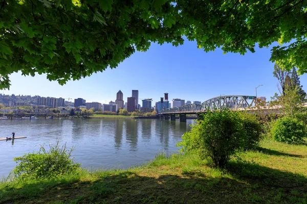 Hawthorne köprü cityscape ve Portland manzarası ile Willamette Nehri üzerinde