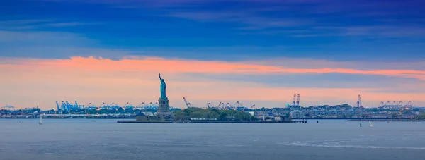 Freiheitsstatue Vor Dem Hintergrund Des Farbenfrohen Sonnenuntergangs New York City — Stockfoto