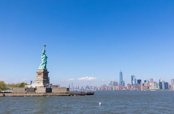 Άγαλμα Της Ελευθερίας Στη Νέα Υόρκη Ενάντια Στον Γαλάζιο Ουρανό — Φωτογραφία Αρχείου