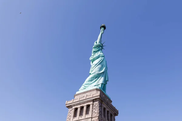 Статуя Свободы Нью Йорке Фоне Голубого Неба — стоковое фото