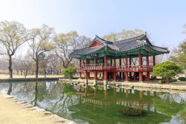 Namwon, Güney Kore - 25 Mart 2018: geleneksel Gwanghalluwon Pavilion sahne bahar