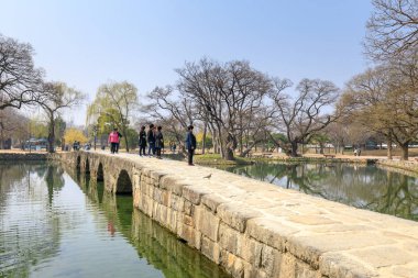 Namwon, Güney Kore - 25 Mart 2018: geleneksel Gwanghalluwon Pavilion sahne bahar