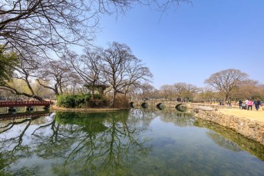 Namwon, Güney Kore - 25 Mart 2018: geleneksel Gwanghalluwon Pavilion sahne bahar