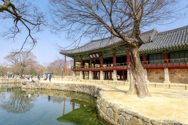 Namwon, Güney Kore - 25 Mart 2018: geleneksel Gwanghalluwon Pavilion sahne bahar