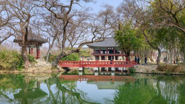Namwon, Güney Kore - 25 Mart 2018: geleneksel Gwanghalluwon Pavilion sahne bahar