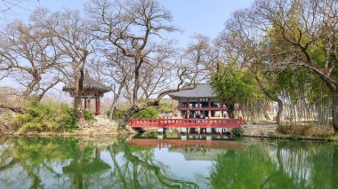 Namwon, Güney Kore - 25 Mart 2018: geleneksel Gwanghalluwon Pavilion sahne bahar