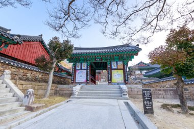 Gurye, Güney Kore - 26 Mart 2018: sahne, Hwaeomsa antik Tapınağı ile Kore Budist Tapınağı Jirisan Milli Parkı'nda