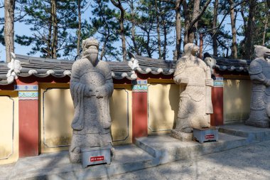 Busan, Güney Kore - 27 Mart 2018: Busan, Güney Kore'de Yonggungsa Tapınağı hayvan figürleri