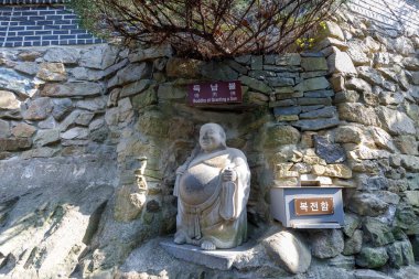Busan, Güney Kore - 27 Mart 2018: Buda heykeli Haedong yonggungsa deniz tapınak Busan, Güney Kore