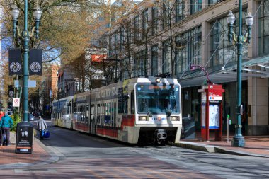 Portland, Amerika Birleşik Devletleri - 10 Nisan 2018: toplu ulaşım, harfler Max tren, şehir Portland