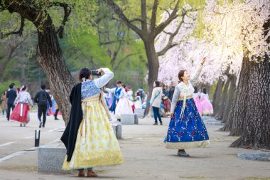 Seoul, Güney Kore - 6 Nisan 2018: Asyalı Koreli kadın Hanbok Gyeongbokgung Sarayı yürüme geleneksel kıyafet giymiş