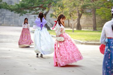 Seoul, Güney Kore - 6 Nisan 2018: Asyalı Koreli kadın Hanbok Gyeongbokgung Sarayı yürüme geleneksel kıyafet giymiş