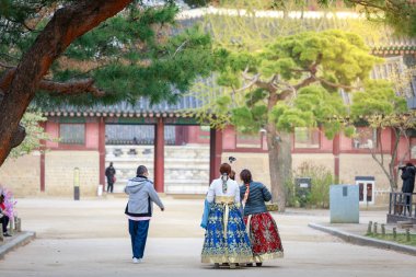 Seoul, Güney Kore - 6 Nisan 2018: Asyalı Koreli kadın Hanbok Gyeongbokgung Sarayı yürüme geleneksel kıyafet giymiş