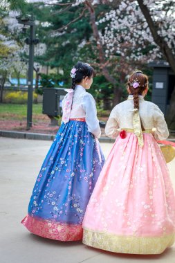 Seoul, Güney Kore - 6 Nisan 2018: Asyalı Koreli kadın Hanbok Gyeongbokgung Sarayı yürüme geleneksel kıyafet giymiş