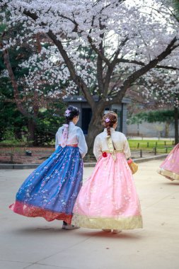 Seoul, Güney Kore - 6 Nisan 2018: Asyalı Koreli kadın Hanbok Gyeongbokgung Sarayı yürüme geleneksel kıyafet giymiş