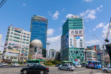 Incheon, Güney Kore - 7 Nisan 2018: Bupyeong sahne kavşak yüksek bina ve geniş yol ile