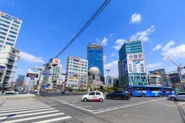 Incheon, Güney Kore - 7 Nisan 2018: Bupyeong sahne kavşak yüksek bina ve geniş yol ile