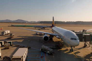 Incheon, Güney Kore - 7 Nisan 2018: Asiana Airlines uçak Incheon Uluslararası Havalimanı
