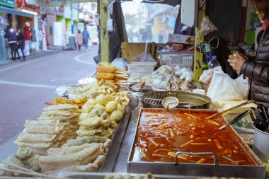 Oden, Tteokbokki, Kimpap - Korece sokak gıda kış sezonu