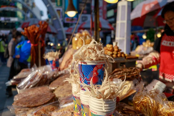 Busan, Güney Kore - 24 Mart 2018: Korece sokak gıda, kalamar Nampo-dong, Jung-gu, Busan Uluslararası Film Festivali (BIFF) Meydanı'nda