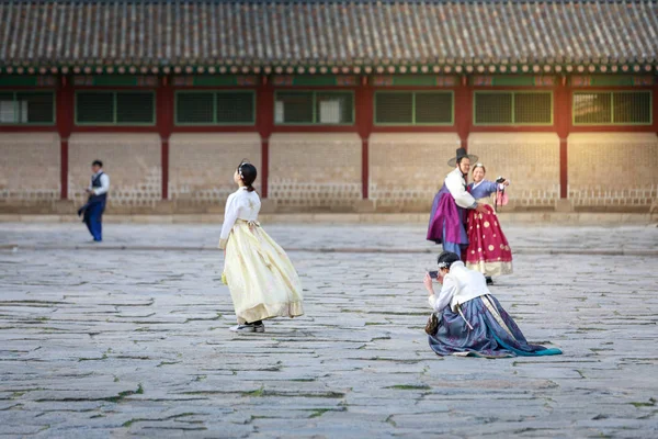 Seoul, Güney Kore - 6 Nisan 2018: Asyalı Koreli kadın Hanbok Gyeongbokgung Sarayı yürüme geleneksel kıyafet giymiş