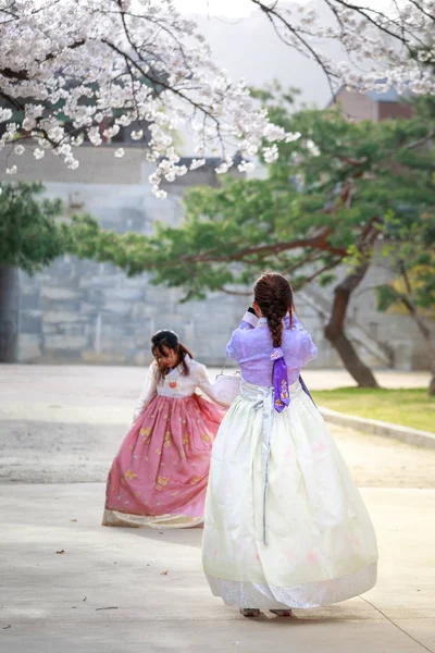 Seoul, Güney Kore - 6 Nisan 2018: Asyalı Koreli kadın Hanbok Gyeongbokgung Sarayı yürüme geleneksel kıyafet giymiş