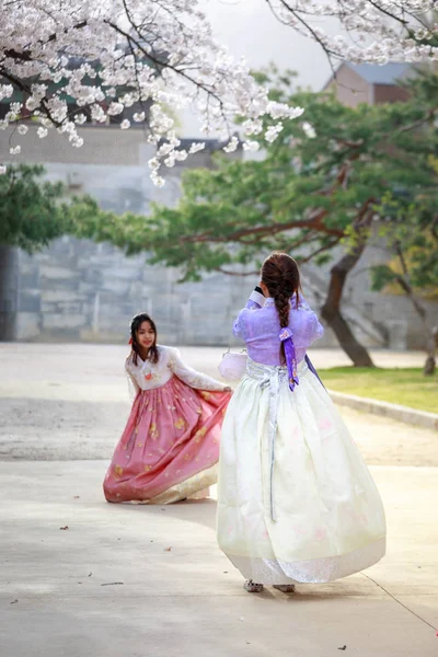 Seoul, Güney Kore - 6 Nisan 2018: Asyalı Koreli kadın Hanbok Gyeongbokgung Sarayı yürüme geleneksel kıyafet giymiş
