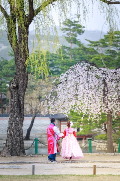 2018年4月6日 亚洲韩国妇女穿着韩在传统的礼服步行在景福宫宫 — 图库照片