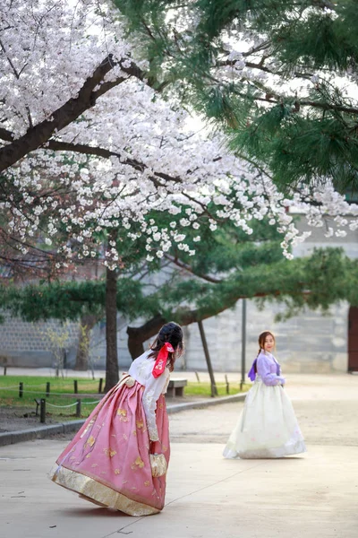 Seoul, Güney Kore - 6 Nisan 2018: Asyalı Koreli kadın Hanbok Gyeongbokgung Sarayı yürüme geleneksel kıyafet giymiş