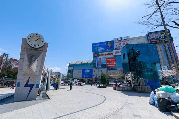 Incheon, Güney Kore - 7 Nisan 2018: Park view Bupyeong Metro istasyonunda Incheon önünde