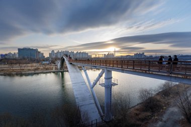 Seoul, Güney Kore Seonyudo Park gün batımı ile Köprü görünümü