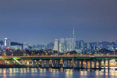 Seoul city ve Han Nehri Güney Kore gece görünümü