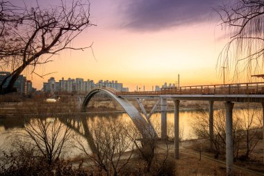 Seoul, Güney Kore Seonyudo Park gün batımı ile Köprü görünümü