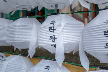 Jogyesa Budist tapınağında asılı kağıt fenerler, Seul, Güney Kore. Fenerlerdeki harf 