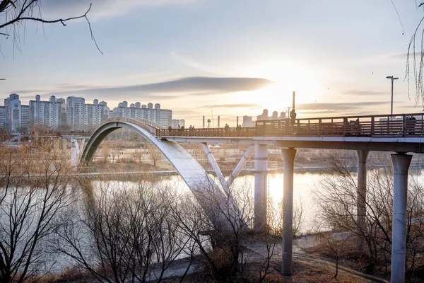 Seoul, Güney Kore Seonyudo Park gün batımı ile Köprü görünümü