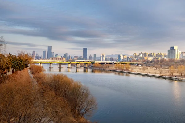 Seoul, Güney Kore Seonyudo Park manzarası. Parkta bir Filtrasyon tesisi, böylece endüstriyel bak, eskiden ama ekolojik bir parka dönüştürüldü.