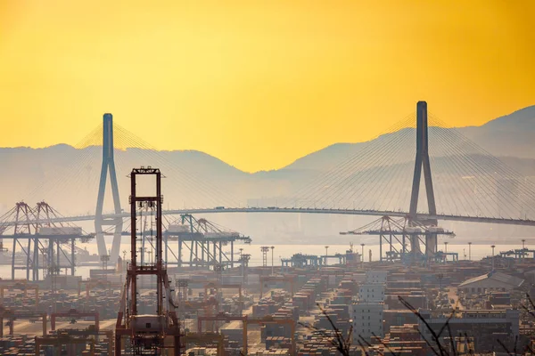 Busan Harbor Körfez Köprüsü gün batımında