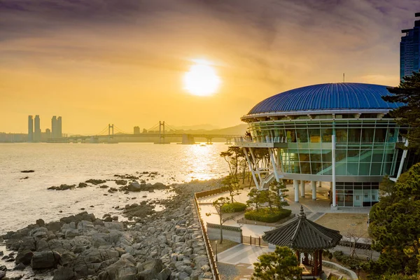 Busan Gwangan köprü ve Nurimaru Apec evinde günbatımı