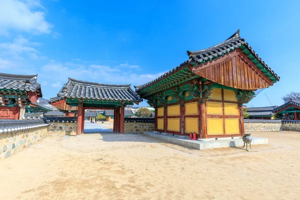 Surowangneung, mezar, Kral mirası koruma olan Suro, Gimhae şehirde yer