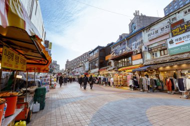 Seoul, Güney Kore - 2 Mart 2018: alışveriş caddesi Hongdae (Hongik Üniversitesi) kaplı yerel mağazalar -. Seul gençler için kültürel bir alışveriş caddesi Hongdae olduğunu.