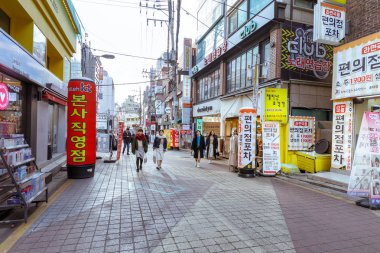 Seoul, Güney Kore - 2 Mart 2018: alışveriş caddesi Hongdae (Hongik Üniversitesi) kaplı yerel mağazalar -. Seul gençler için kültürel bir alışveriş caddesi Hongdae olduğunu.