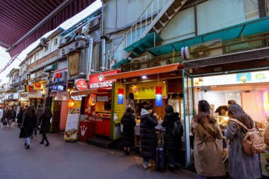Seoul, Güney Kore - 2 Mart 2018: alışveriş caddesi Hongdae (Hongik Üniversitesi) kaplı yerel mağazalar -. Seul gençler için kültürel bir alışveriş caddesi Hongdae olduğunu.