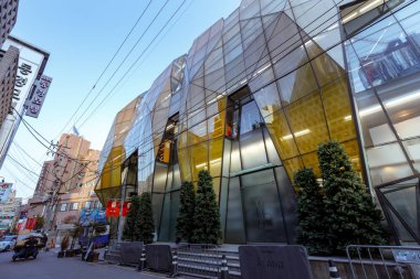 Seoul, Güney Kore - 2 Mart 2018: Aland - alışveriş caddesi Hongdae (Hongik Üniversitesi) bina ünlü vintage giyim mağazası.