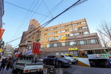 Seoul, Güney Kore - 2 Mart 2018: alışveriş caddesi Hongdae (Hongik Üniversitesi) kaplı yerel mağazalar -. Seul gençler için kültürel bir alışveriş caddesi Hongdae olduğunu.