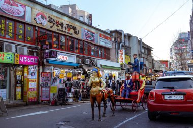 Seoul, Güney Kore - 2 Mart 2018: alışveriş caddesi Hongdae (Hongik Üniversitesi) kaplı yerel mağazalar -. Seul gençler için kültürel bir alışveriş caddesi Hongdae olduğunu.