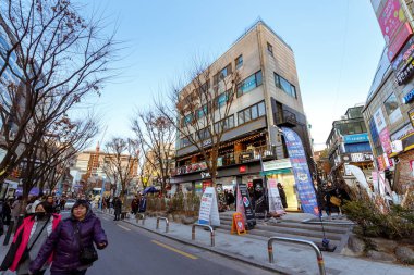 Seoul, Güney Kore - 2 Mart 2018: İnsanlar, barlar ve restoranlar ile kaplı Hongdae eğlence bölgesi meşgul sokaklarında dolaşmak.