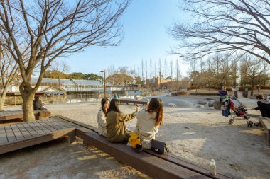 Seonyudo Park Seoul, Güney Kore Seoul, Güney Kore - 3 Mart 2018: görünümü. Parkta bir filtrasyon tesisi, böylece endüstriyel bak, eskiden ama ekolojik bir parka dönüştürüldü.