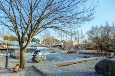 Seonyudo Park Seoul, Güney Kore Seoul, Güney Kore - 3 Mart 2018: görünümü. Parkta bir filtrasyon tesisi, böylece endüstriyel bak, eskiden ama ekolojik bir parka dönüştürüldü.
