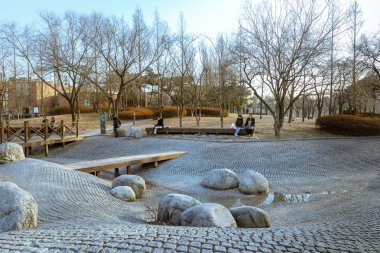Seonyudo Park Seoul, Güney Kore Seoul, Güney Kore - 3 Mart 2018: görünümü. Parkta bir filtrasyon tesisi, böylece endüstriyel bak, eskiden ama ekolojik bir parka dönüştürüldü.