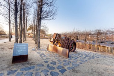 Seoul, Güney Kore - 3 Mart 2018: büyük boşaltma Vana Seonyudo Park Seoul, Güney Kore. Parkta bir filtrasyon tesisi, böylece endüstriyel bak, eskiden ama ekolojik bir parka dönüştürüldü.